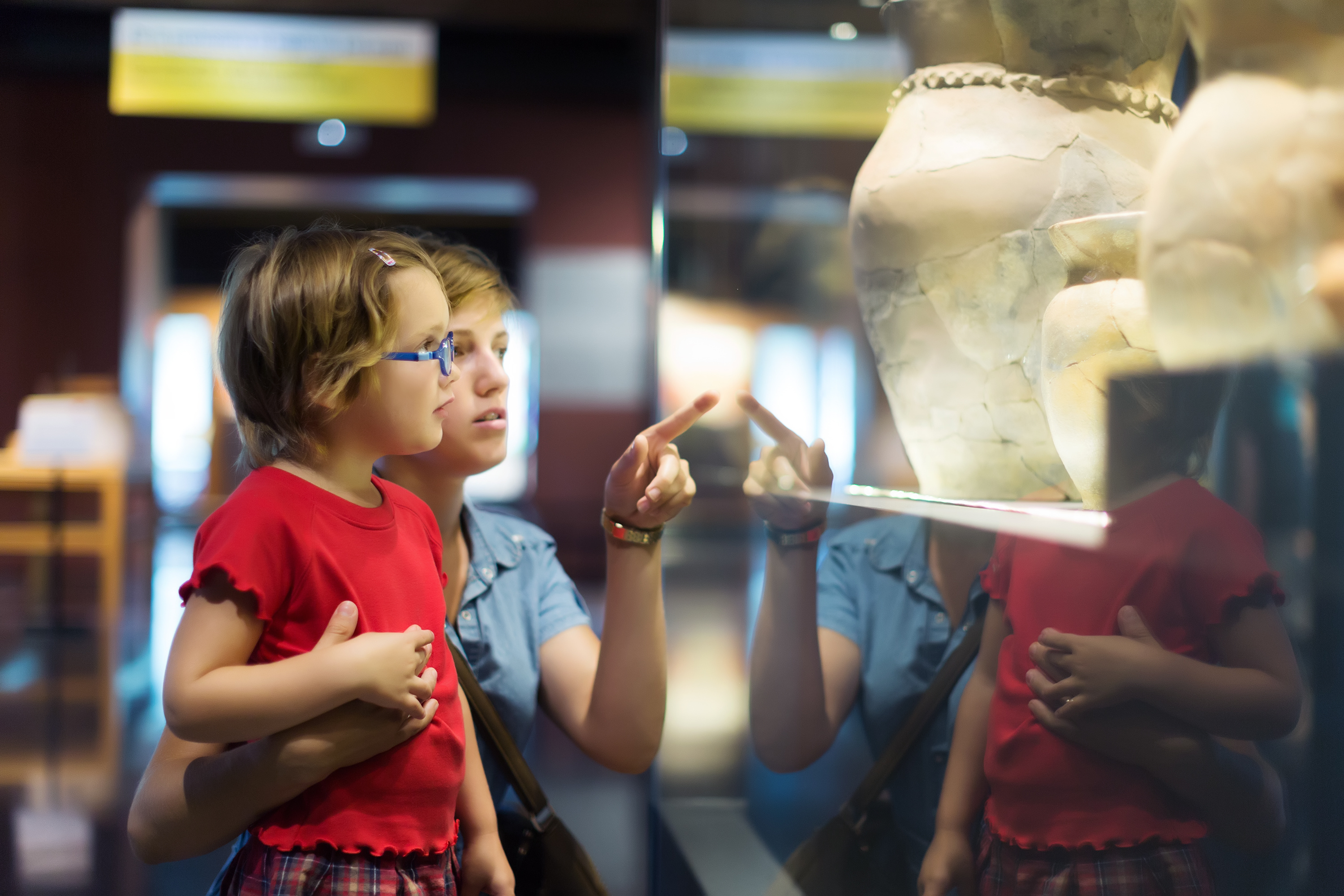 Zwei Kinder betrachten Ausstellungsstück hinter Glas