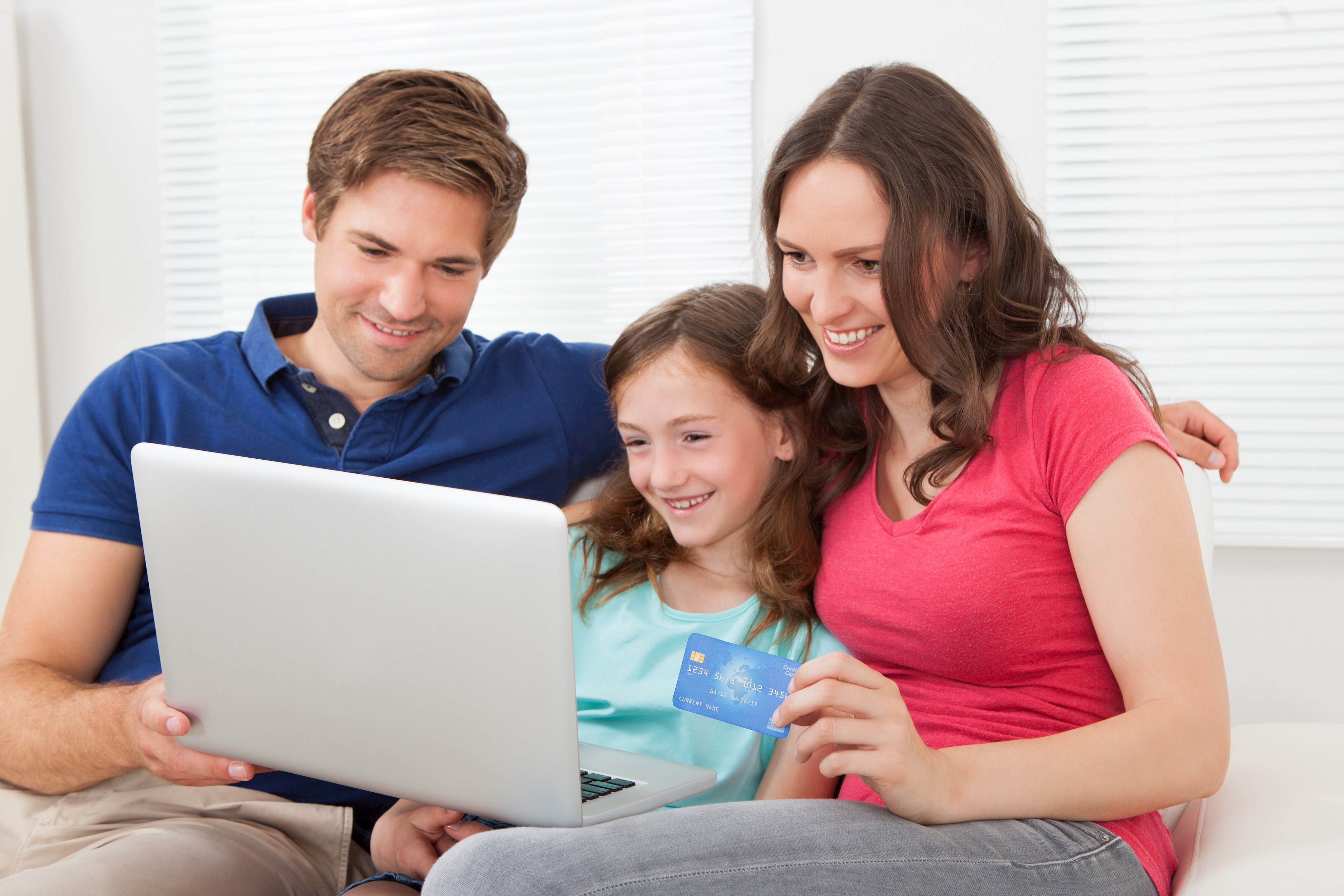 Familie mit Kind am Laptop